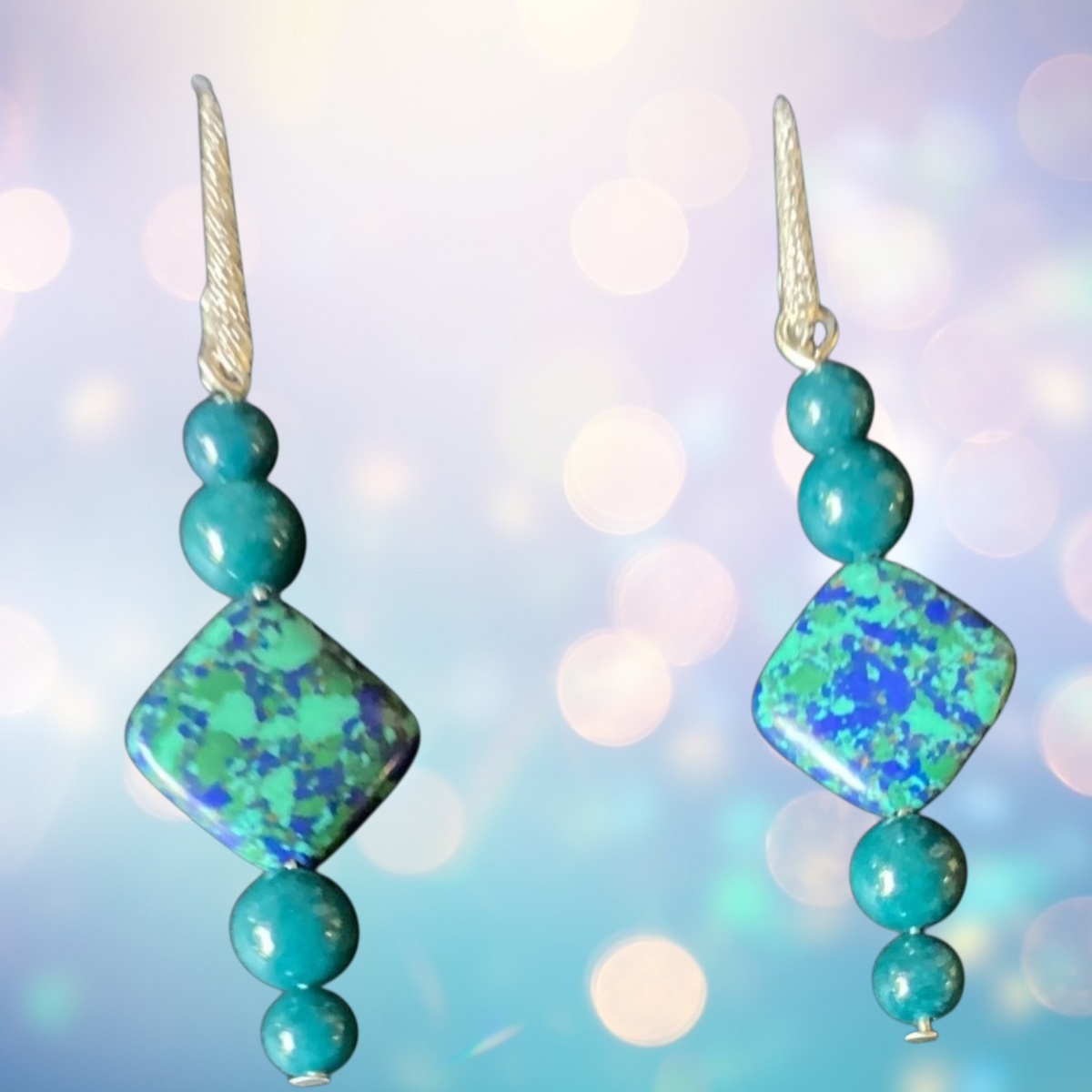 Heartfelt creations Handcrafted turquoise and blue beaded bracelet with matching drop earrings, featuring a square blue-green stone and small gold-toned metal accents. Very eye-catching…